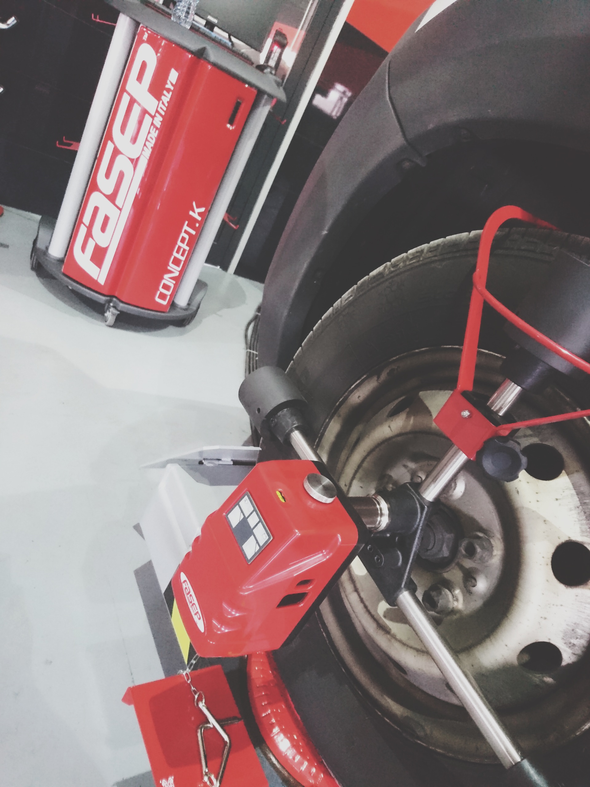 Włoskie urządzenie do geometrii kół FASEP Concept-K podczas pomiaru na stanowisku diagnostycznym w warsztacie